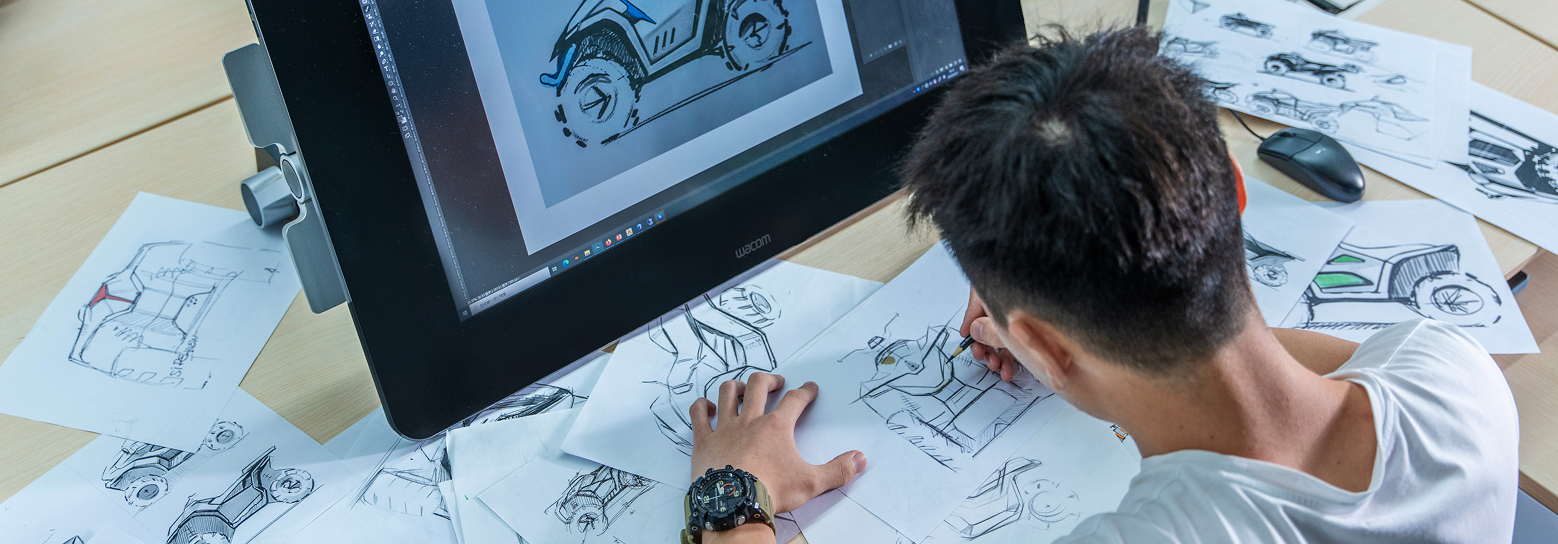 Designer da CFMOTO desenhando conceitos de veículos